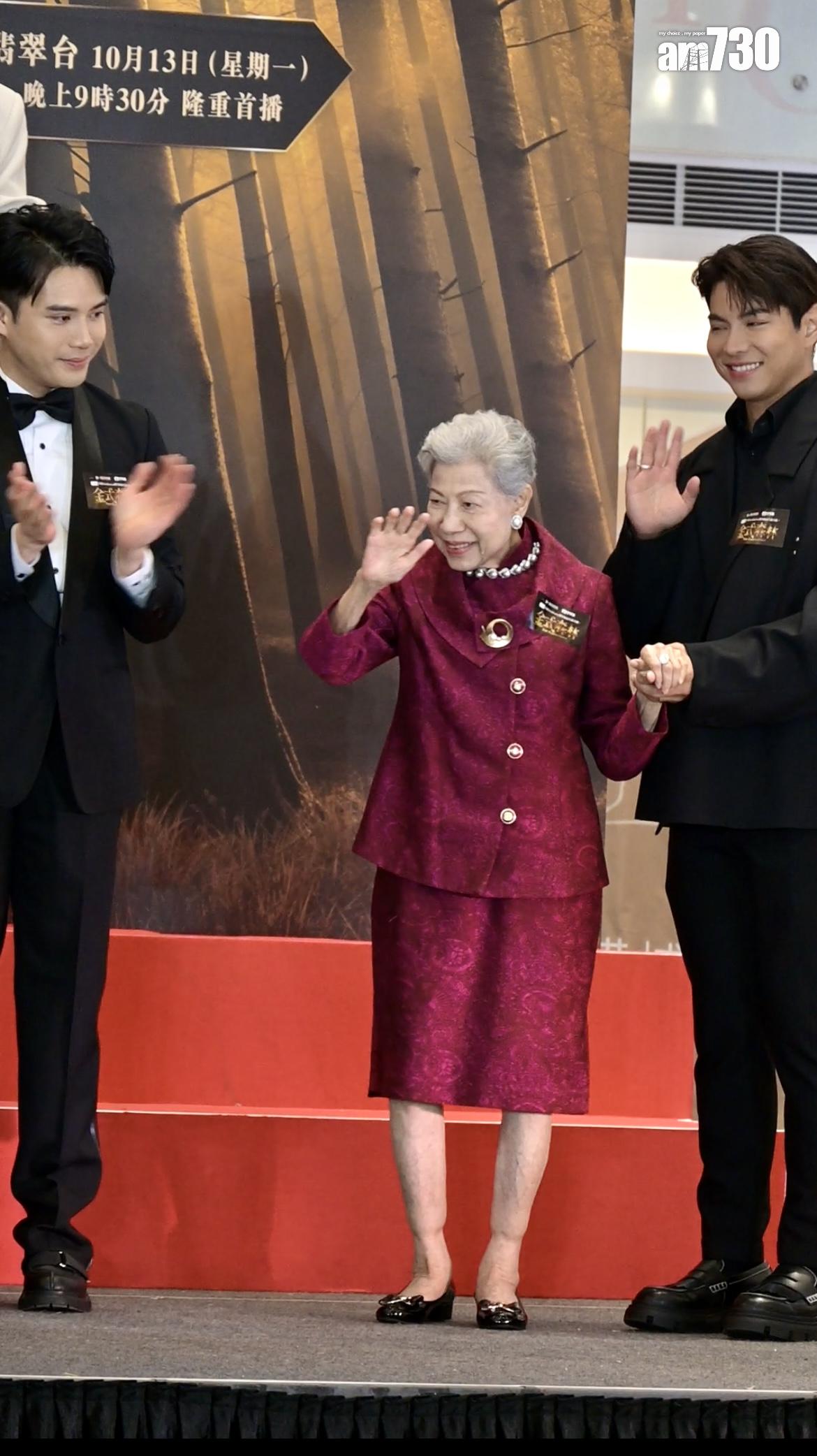 羅蘭上到台跟在場人士揮手。(娛樂組攝)