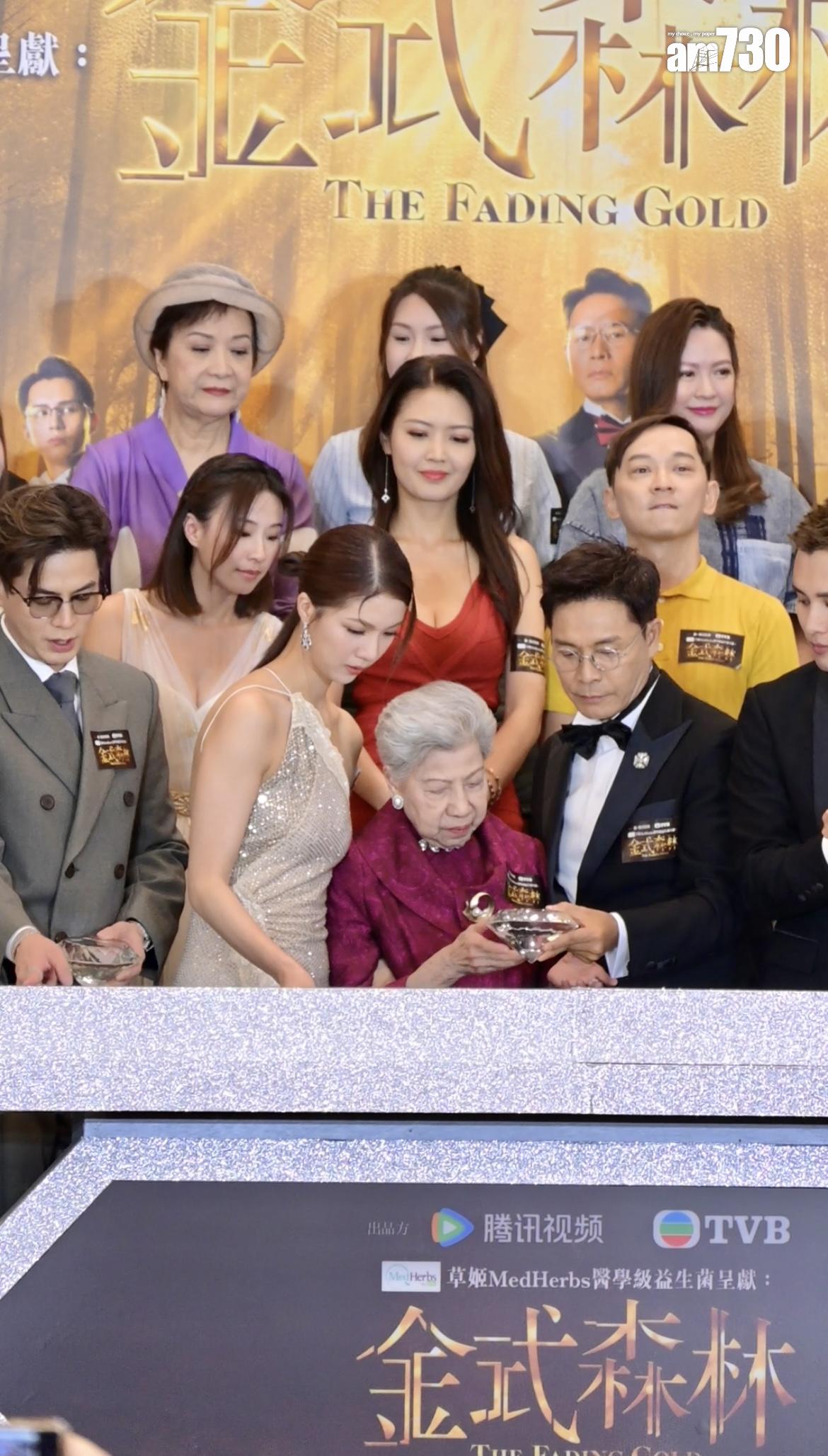 陳曉華全程傍實羅蘭姐。(娛樂組攝)