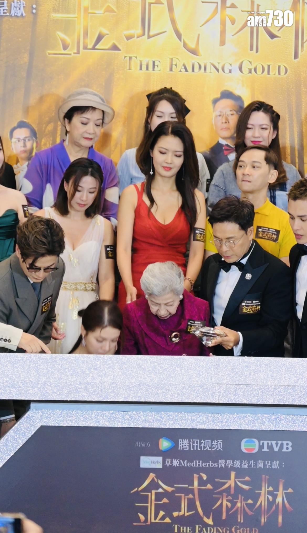 陳曉華踎低檢鑽石時,都未有鬆開手。(娛樂組攝)