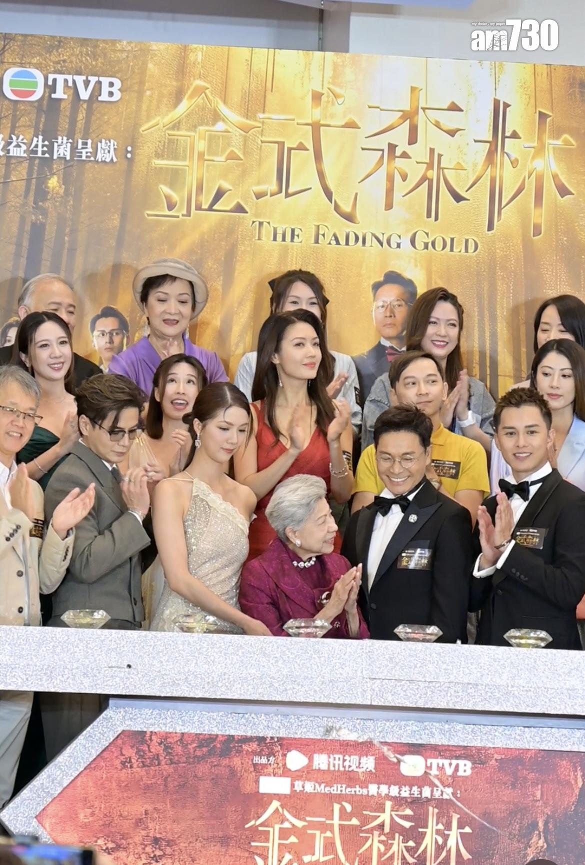 陳曉華全程傍實羅蘭姐,不敢鬆手。(娛樂組攝)