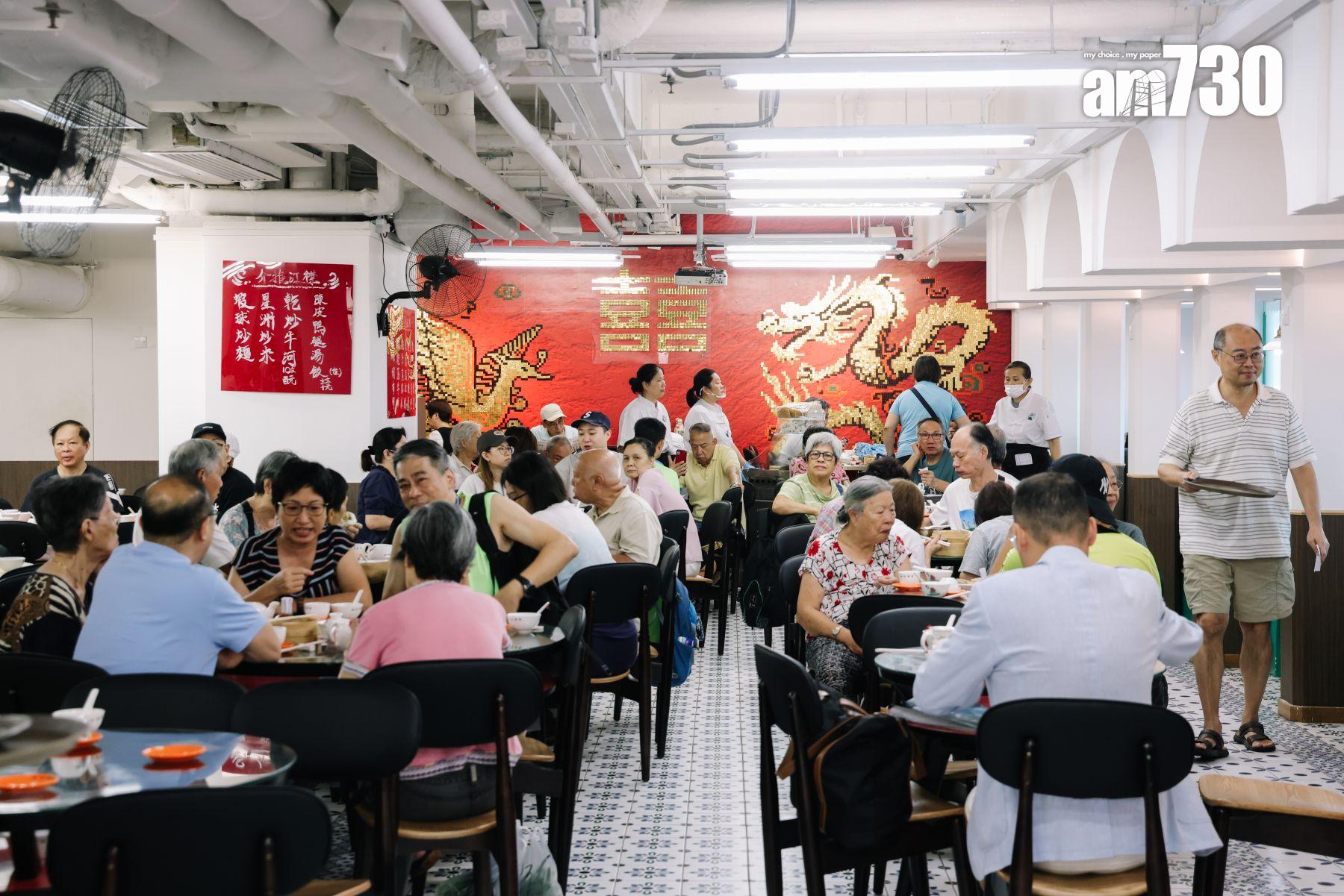 酒家保留舊日茶樓搭枱、睇報紙的文化。(吳康琦攝)