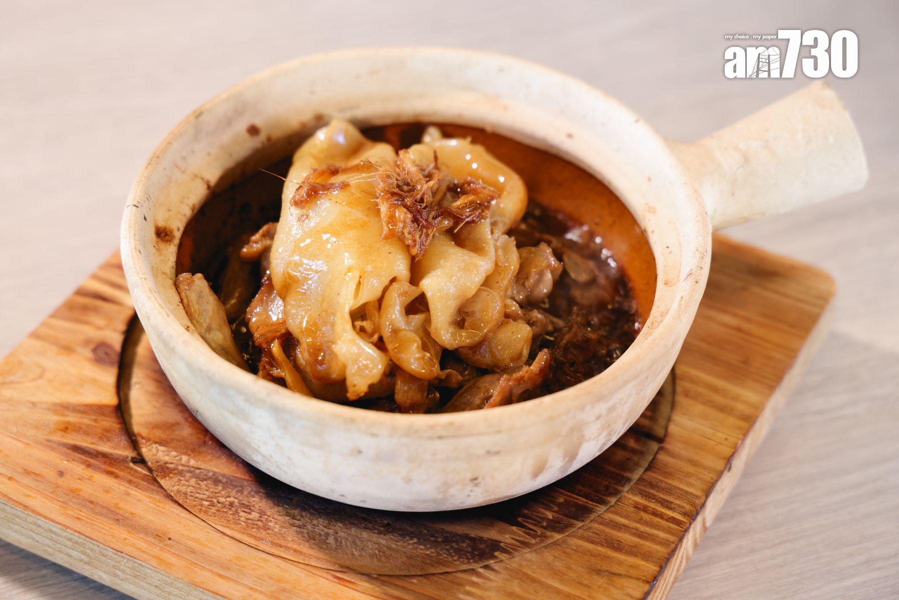 啫啫薑香乳鴿花膠煲($188)選取50頭筒膠,充滿膠質,誘人香氣的秘密在於花上半小時煉製的蔥油。(吳康琦攝)