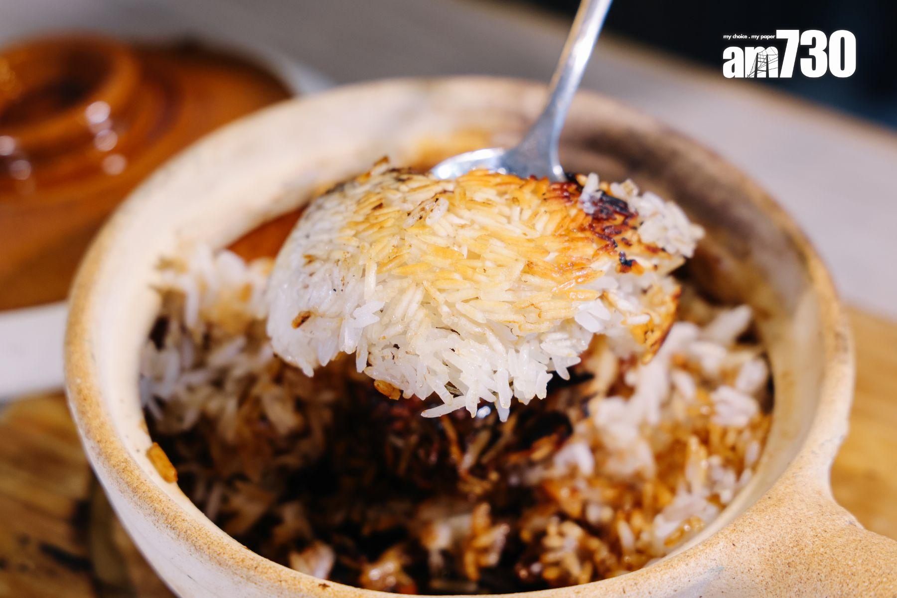 刮底起出大大塊脆卜卜鍋形飯焦。(吳康琦攝)