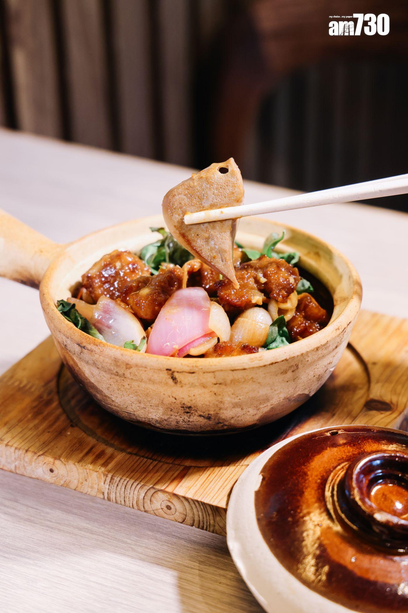 啫啫黃皮豬膶排骨煲($158)黃沙豬膶嫩爽不潺,黃皮中和腩排的油膩。(吳康琦攝)