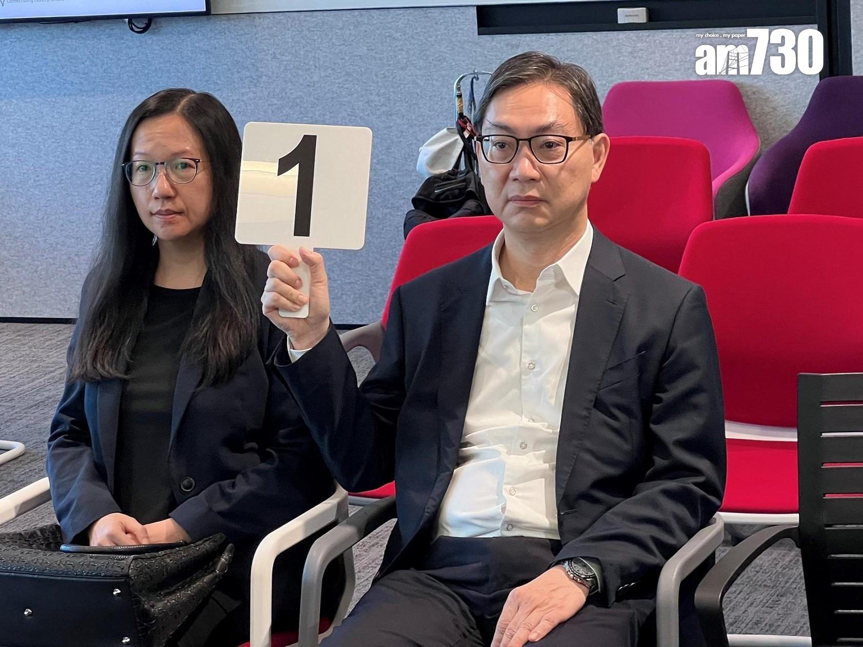 恒基兆業地產集團執董黃浩明(右)今日(30日)報名參選地產及建造界。(資料圖片)