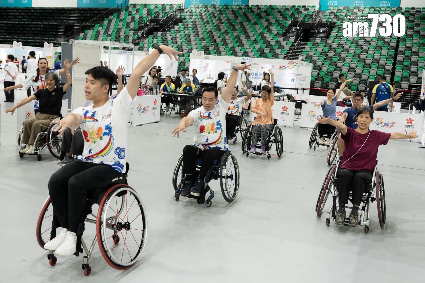 香港殘疾人奧委會今日(5日)在啟德體藝館舉行殘奧日,現場有約20種殘疾運動項目,包括坐式排球、盲人門球等供公眾試玩。(周令知攝)