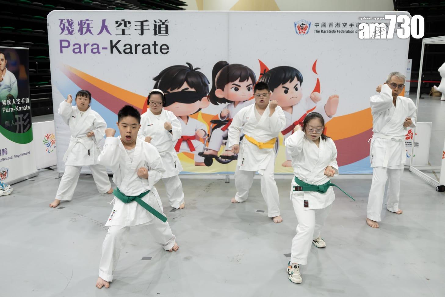 香港殘疾人奧委會今日(5日)在啟德體藝館舉行殘奧日,現場有約20種殘疾運動項目,包括坐式排球、盲人門球等供公眾試玩。(周令知攝)