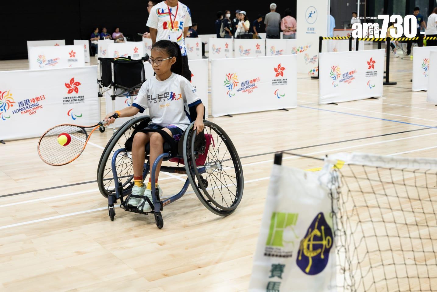香港殘疾人奧委會今日(5日)在啟德體藝館舉行殘奧日,現場有約20種殘疾運動項目,包括坐式排球、盲人門球等供公眾試玩。(周令知攝)