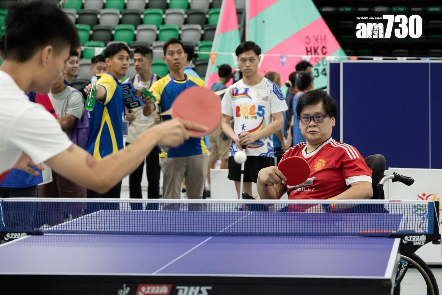 香港殘疾人奧委會今日(5日)在啟德體藝館舉行殘奧日,現場有約20種殘疾運動項目,包括坐式排球、盲人門球等供公眾試玩。(周令知攝)