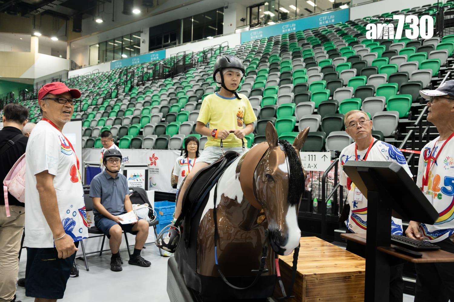 香港殘疾人奧委會今日(5日)在啟德體藝館舉行殘奧日,現場有約20種殘疾運動項目,包括坐式排球、盲人門球等供公眾試玩。(周令知攝)