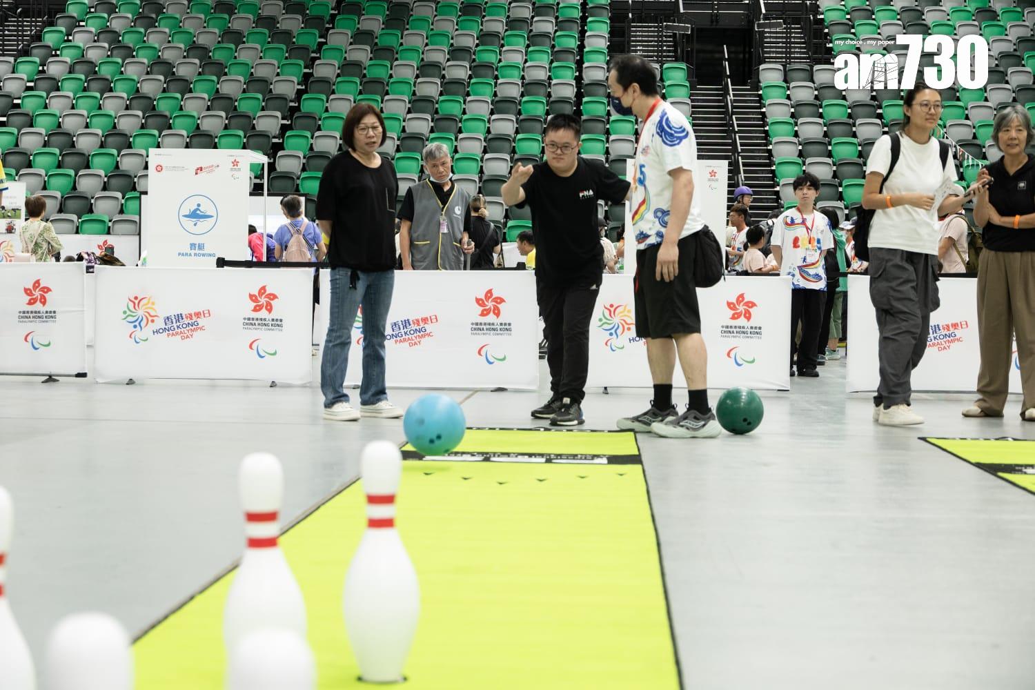 香港殘疾人奧委會今日(5日)在啟德體藝館舉行殘奧日,現場有約20種殘疾運動項目,包括坐式排球、盲人門球等供公眾試玩。(周令知攝)