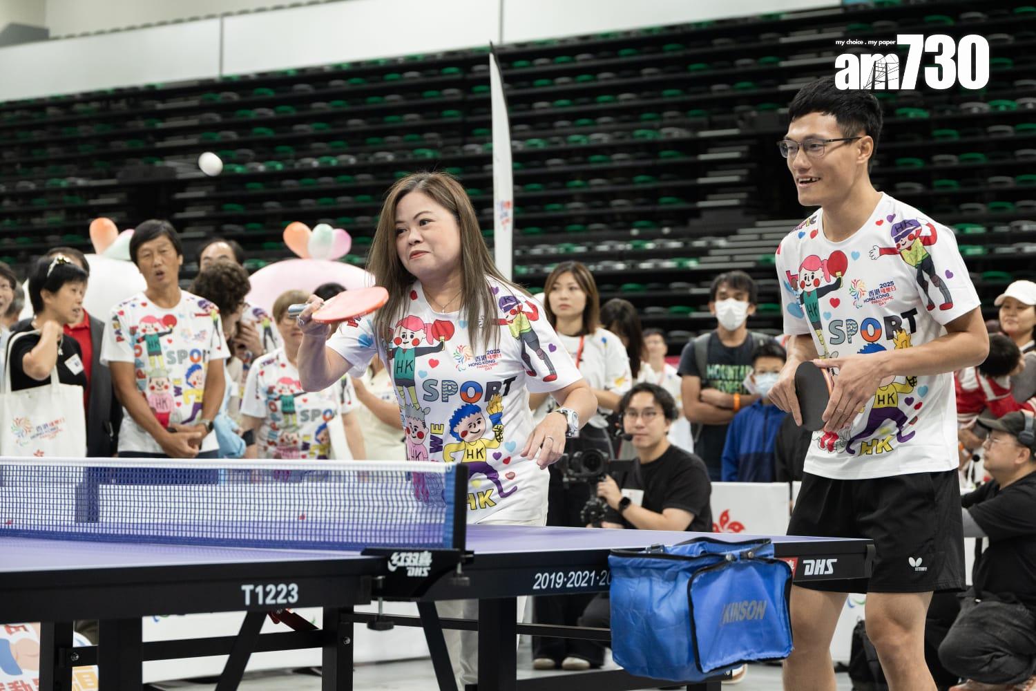 羅淑佩與參與者一起打乒乓球。(周令知攝)