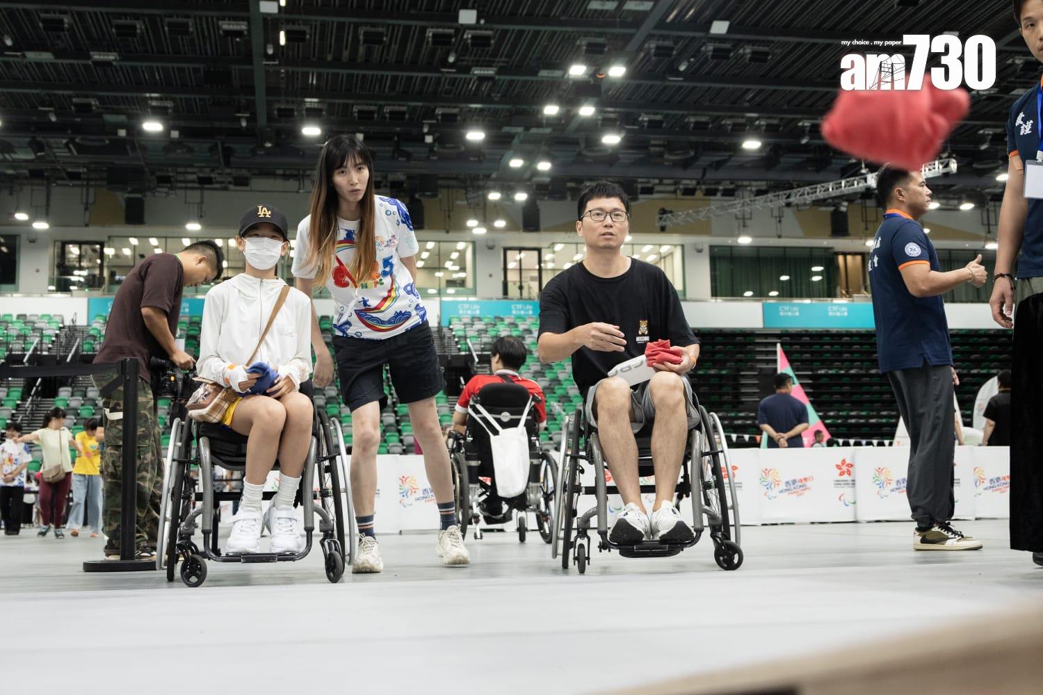 香港殘疾人奧委會今日(5日)在啟德體藝館舉行殘奧日,現場有約20種殘疾運動項目,包括坐式排球、盲人門球等供公眾試玩。(周令知攝)