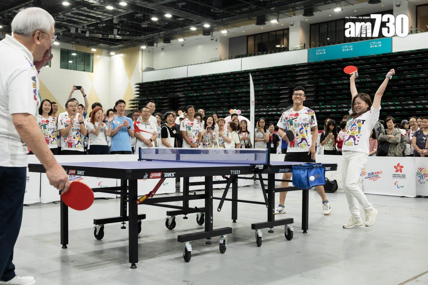 羅淑佩與參與者一起打乒乓球。(周令知攝)