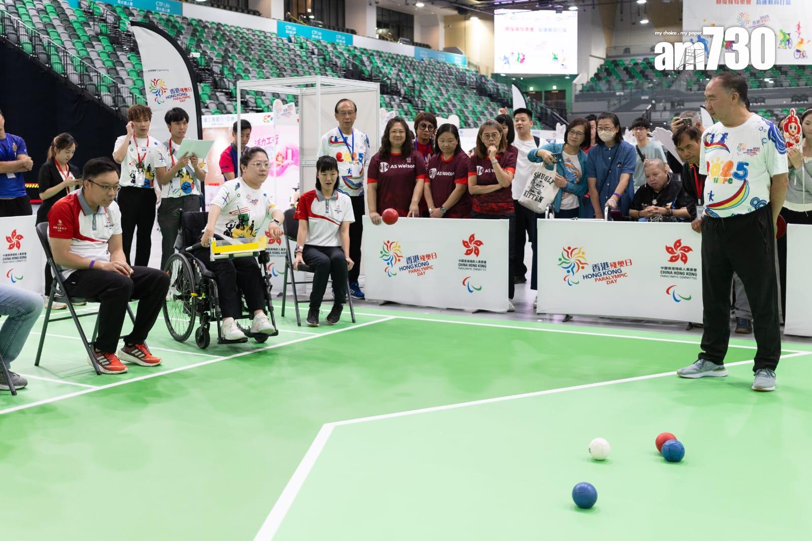 香港殘疾人奧委會今日(5日)在啟德體藝館舉行殘奧日,現場有約20種殘疾運動項目,包括坐式排球、盲人門球等供公眾試玩。(周令知攝)