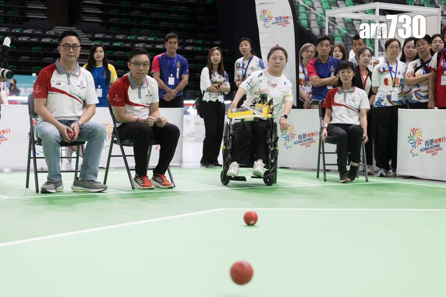 香港殘疾人奧委會今日(5日)在啟德體藝館舉行殘奧日,現場有約20種殘疾運動項目,包括坐式排球、盲人門球等供公眾試玩。(周令知攝)