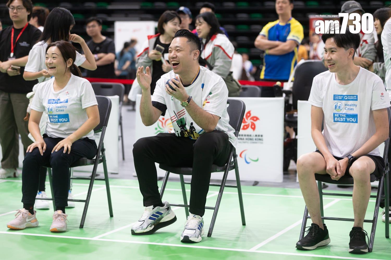 香港殘疾人奧委會今日(5日)在啟德體藝館舉行殘奧日,現場有約20種殘疾運動項目,包括坐式排球、盲人門球等供公眾試玩。(周令知攝)