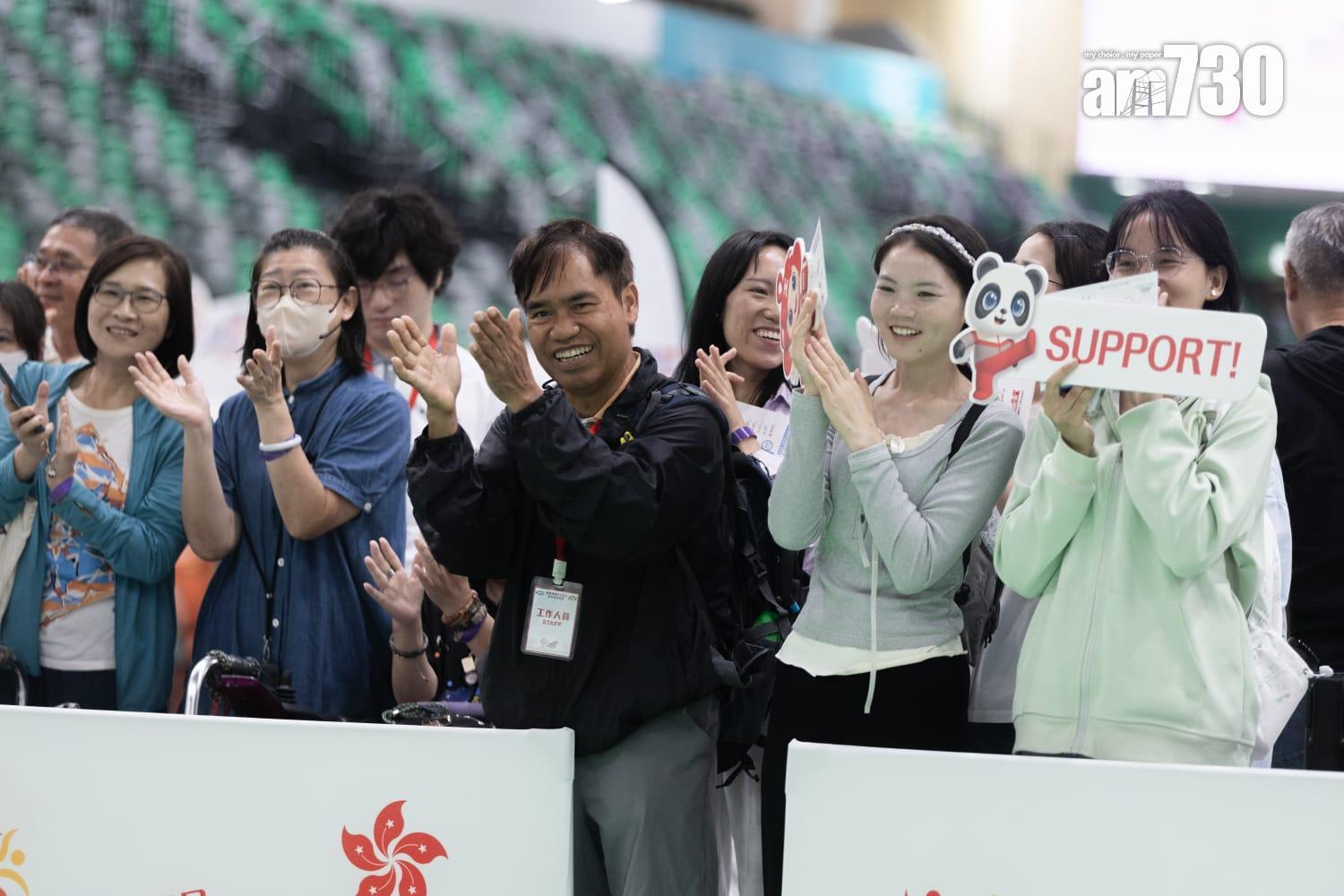 香港殘疾人奧委會今日(5日)在啟德體藝館舉行殘奧日,現場有約20種殘疾運動項目,包括坐式排球、盲人門球等供公眾試玩。(周令知攝)
