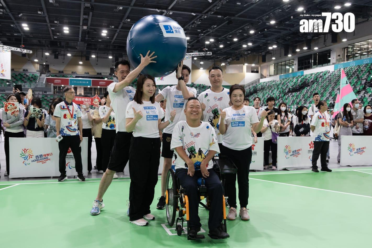 香港殘疾人奧委會今日(5日)在啟德體藝館舉行殘奧日,現場有約20種殘疾運動項目,包括坐式排球、盲人門球等供公眾試玩。(周令知攝)