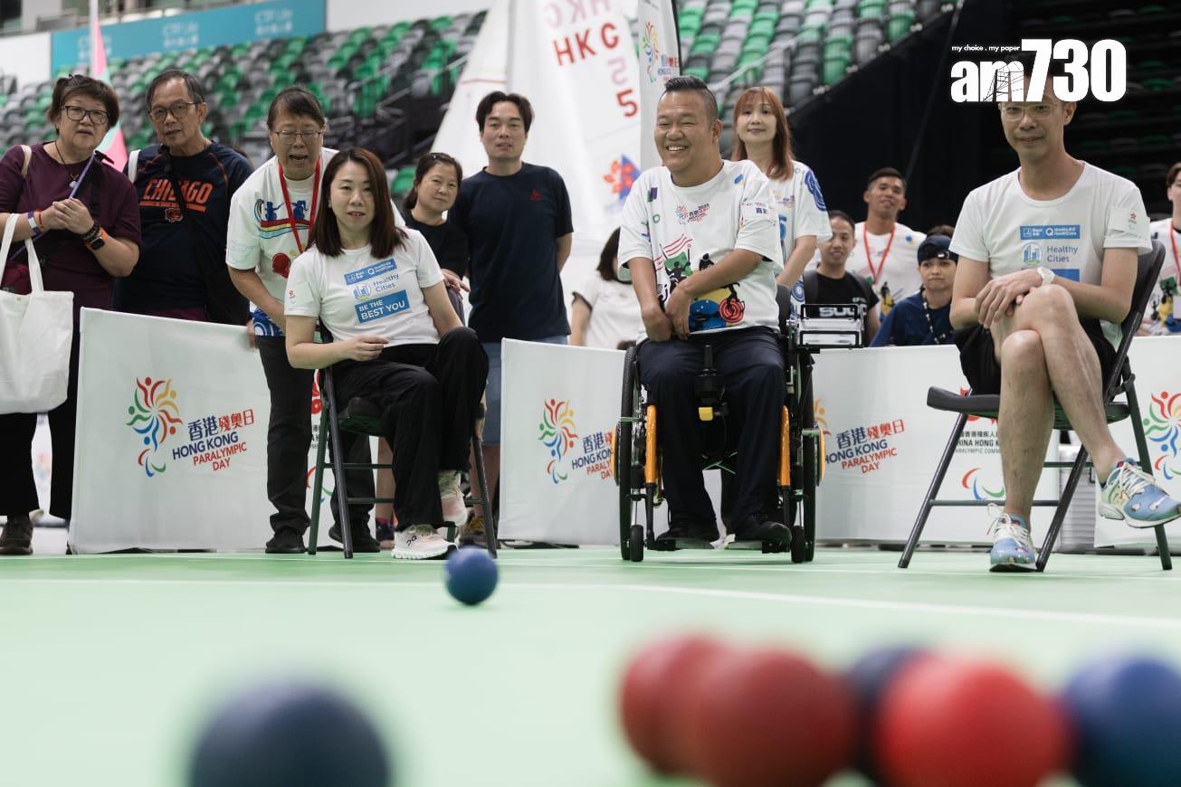 香港殘疾人奧委會今日(5日)在啟德體藝館舉行殘奧日,現場有約20種殘疾運動項目,包括坐式排球、盲人門球等供公眾試玩。(周令知攝)