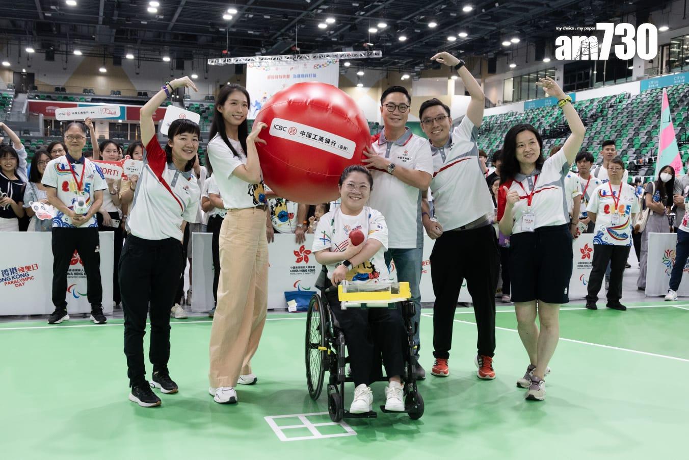 香港殘疾人奧委會今日(5日)在啟德體藝館舉行殘奧日,現場有約20種殘疾運動項目,包括坐式排球、盲人門球等供公眾試玩。(周令知攝)