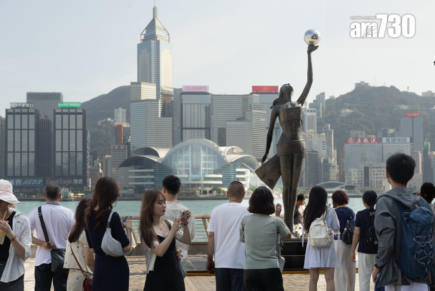 內地國慶黃金周假期,遊客在銅鑼灣遊覽。(蘇文傑攝)