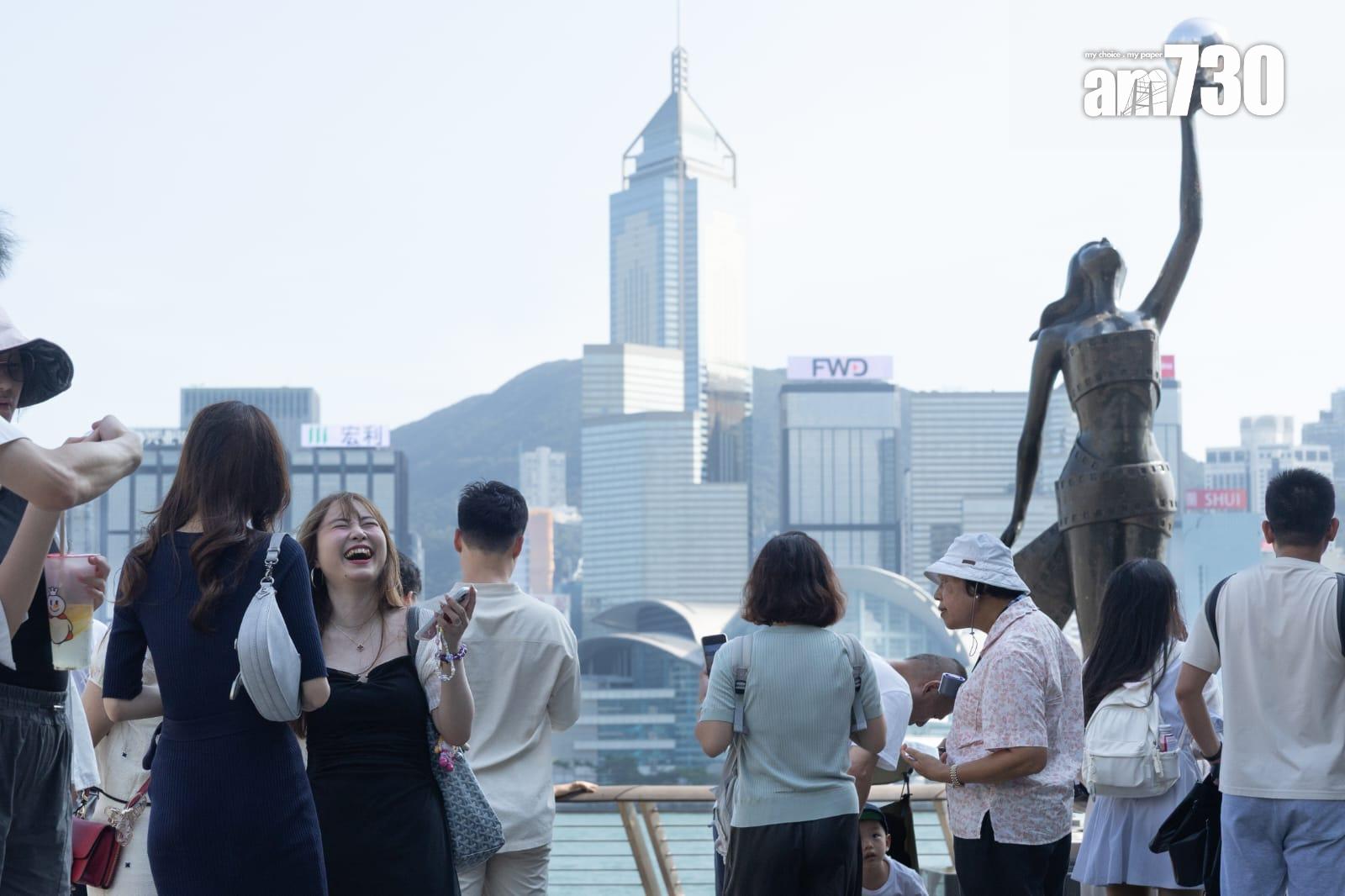 內地國慶黃金周假期,遊客在銅鑼灣遊覽。(蘇文傑攝)