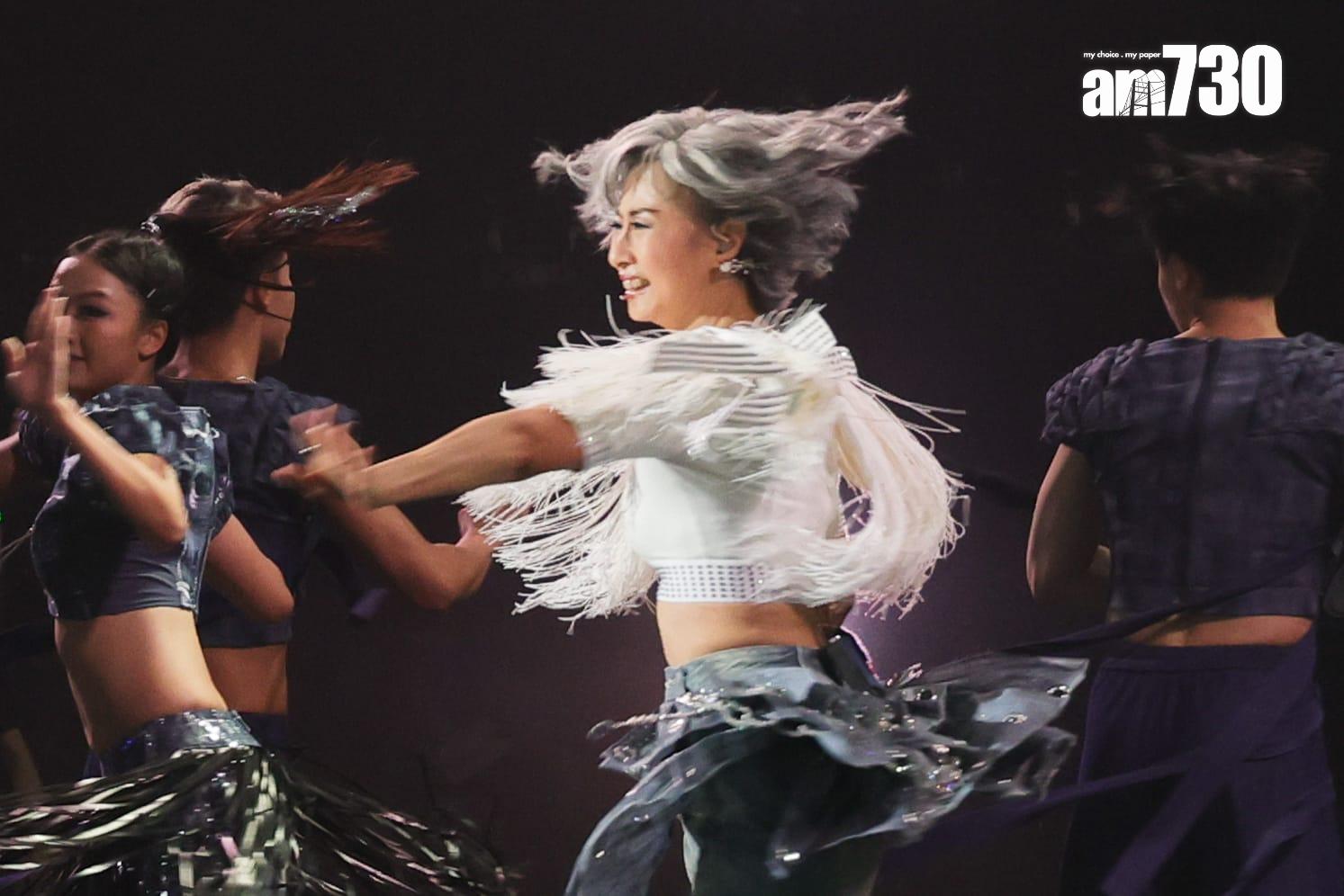 葉蒨文年過60歲,但一樣照跳照扭。(吳康琦攝)