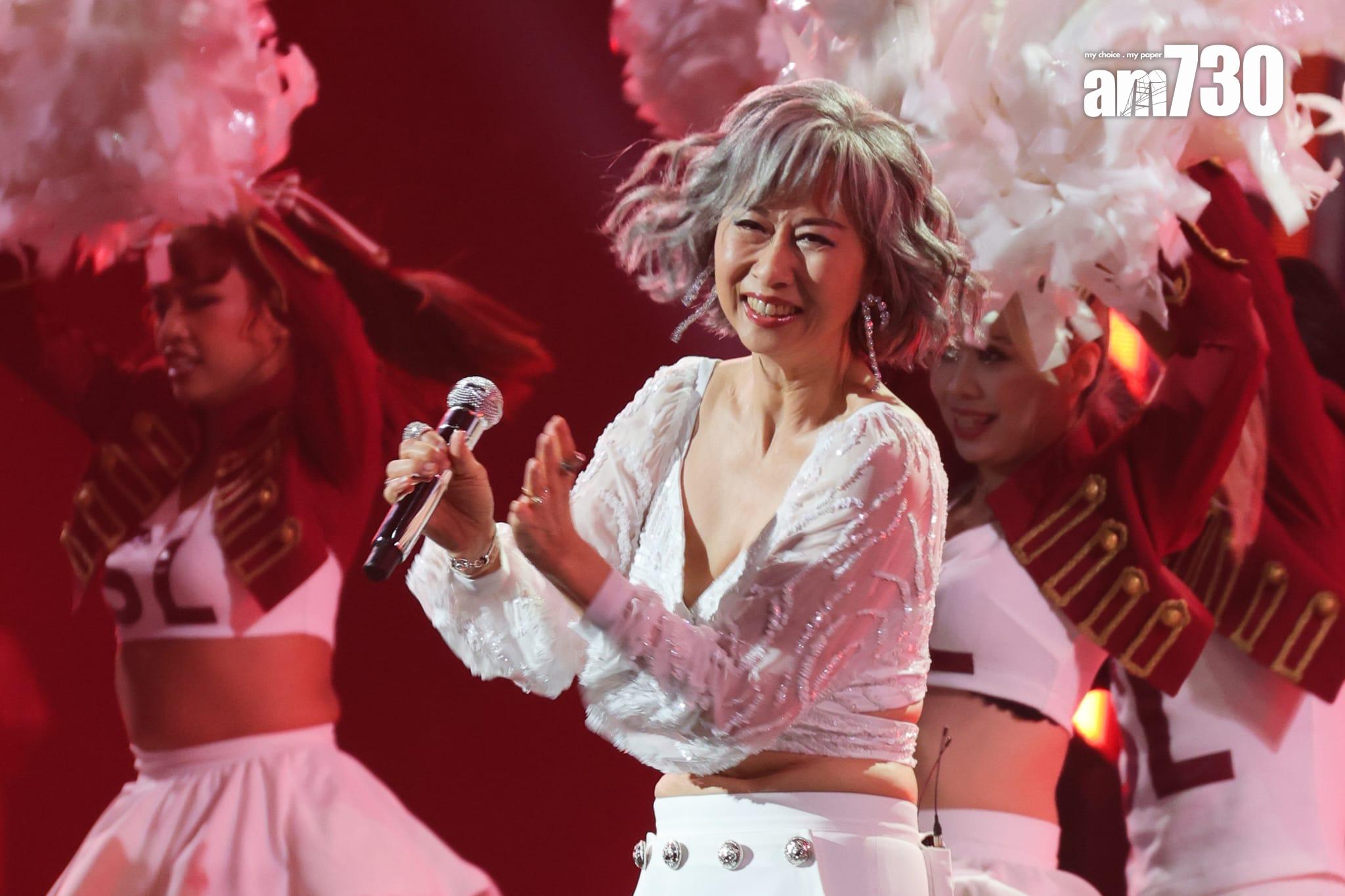 葉蒨文年過60歲,但一樣照跳照扭。(吳康琦攝)