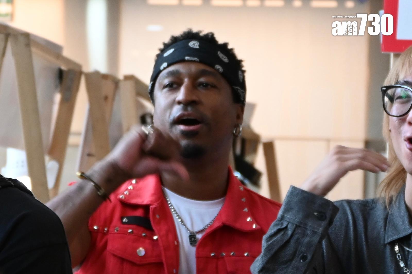 Black Joe用手勢以示不滿。(娛樂組攝)