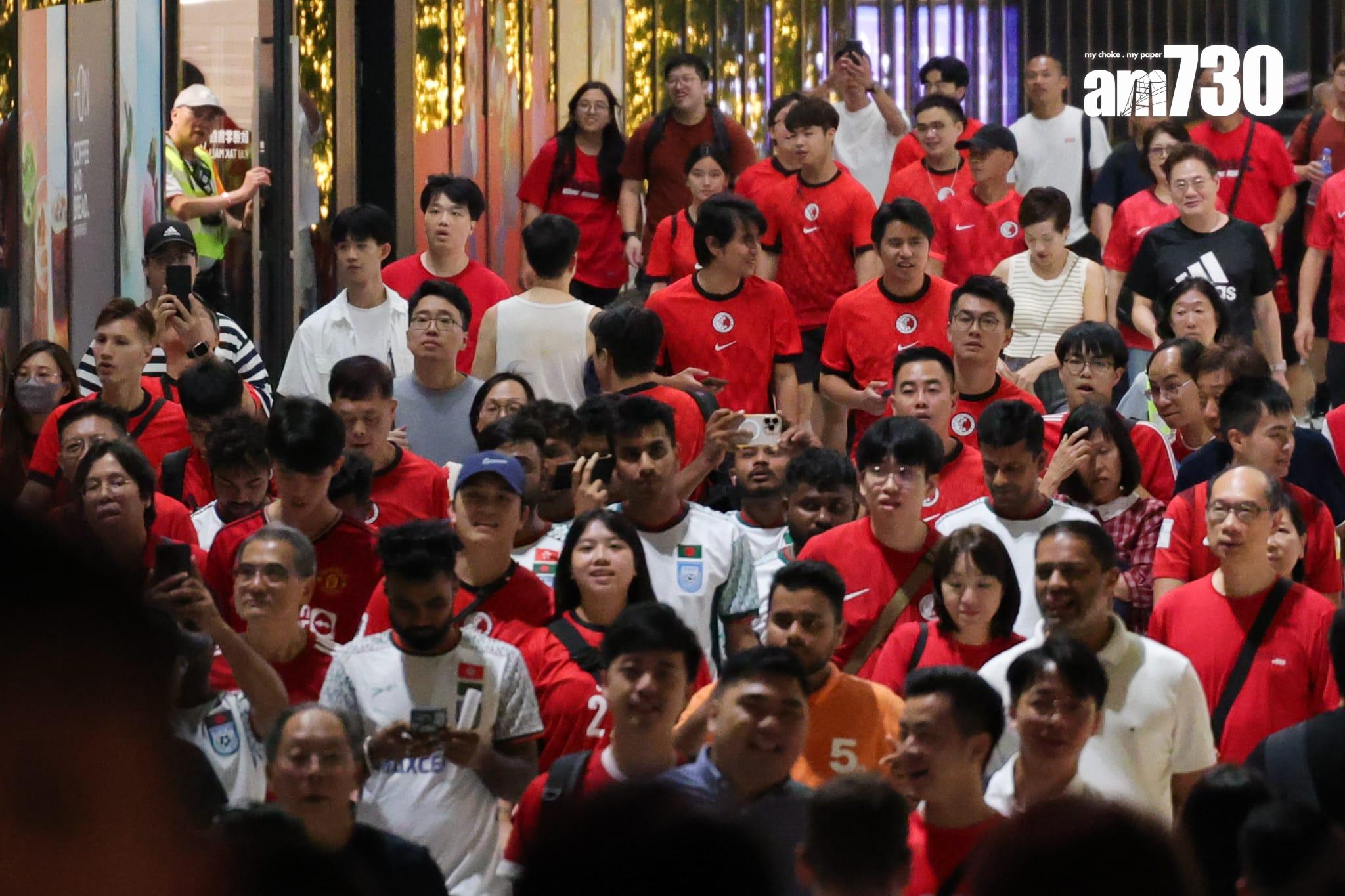 大批香港球迷入場觀戰。(吳康琦攝)