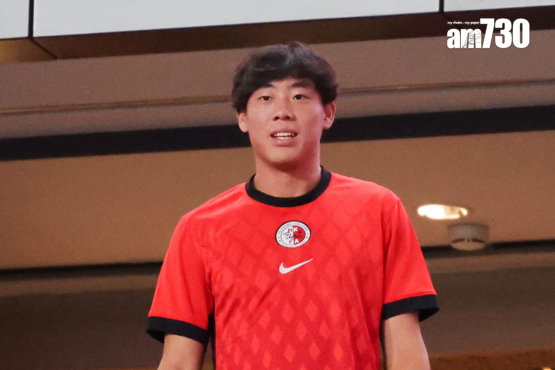 在啟德參與網球賽的香港球手黃澤林入場支持香港隊。(吳康琦攝)