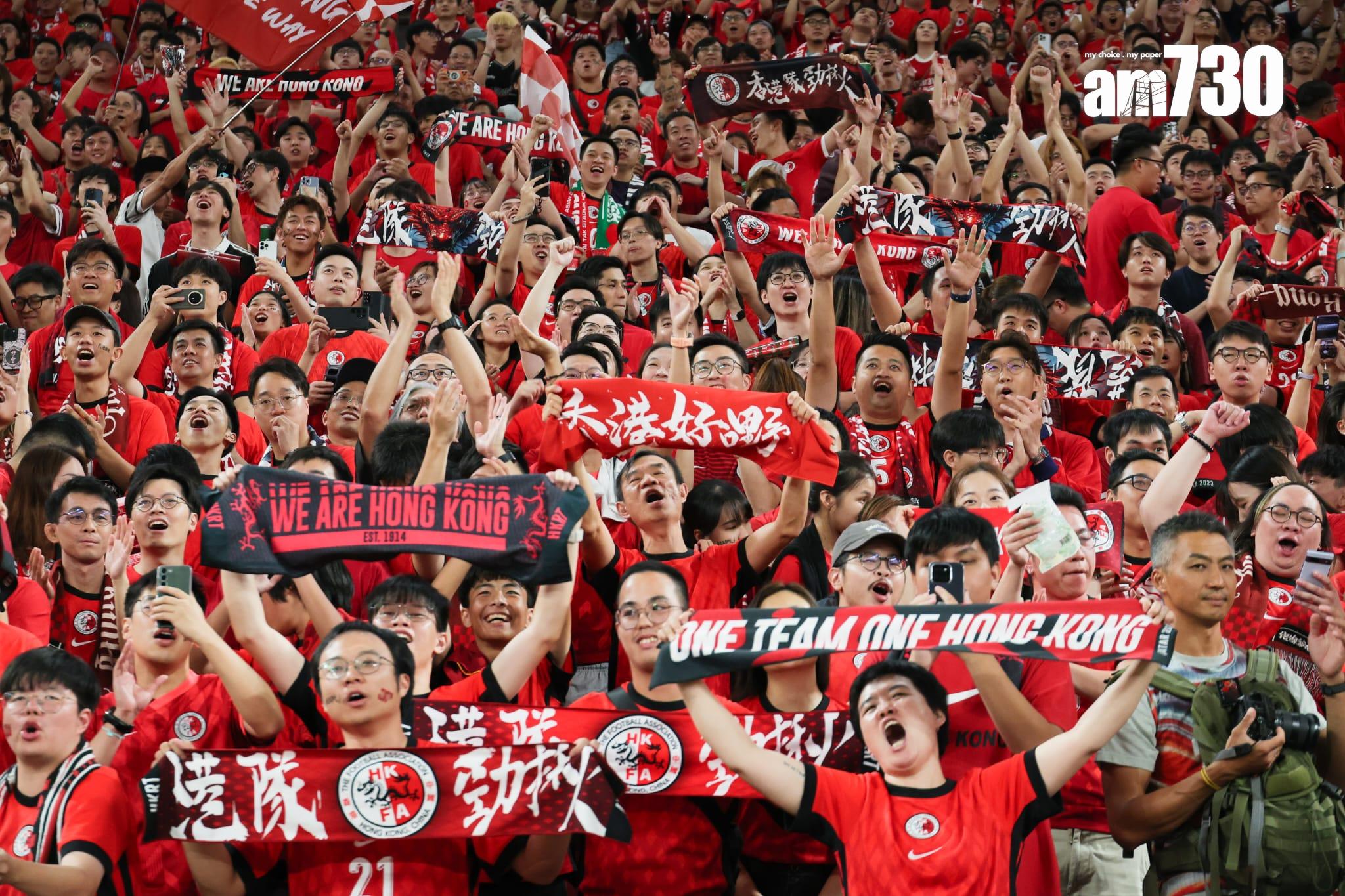 球迷高舉香港隊毛巾支持。(吳康琦攝)