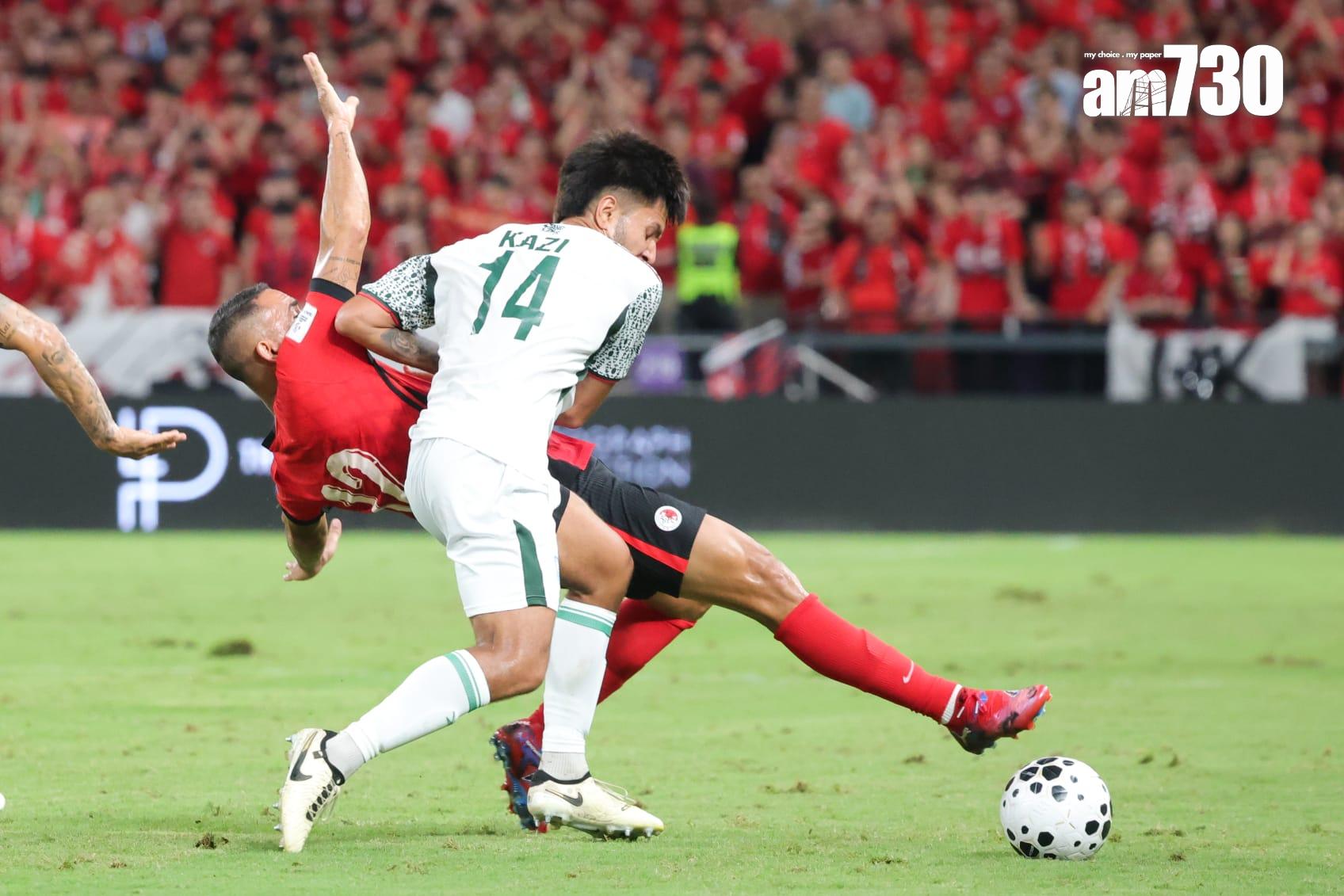 孟加拉的卡斯拉跌費蘭度,令港隊獲得12碼。(吳康琦攝)