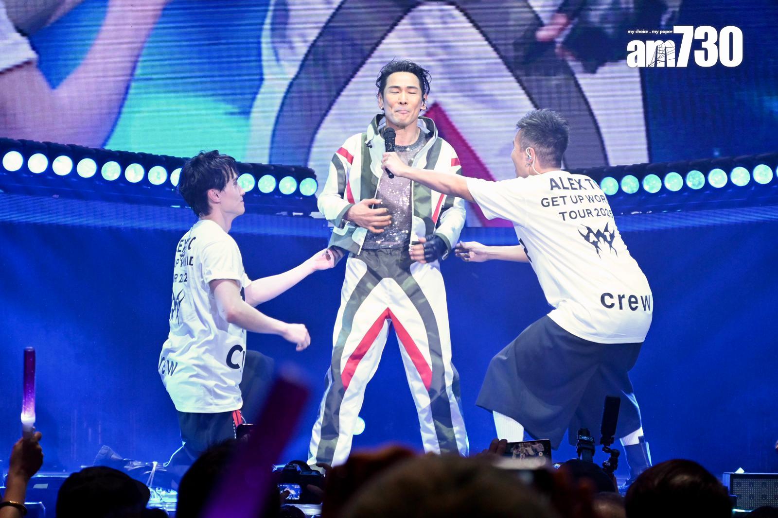 杜德偉唱《脫掉》時,除去太空裝,以See through上衣配閃閃短褲示人。(娛樂組攝)