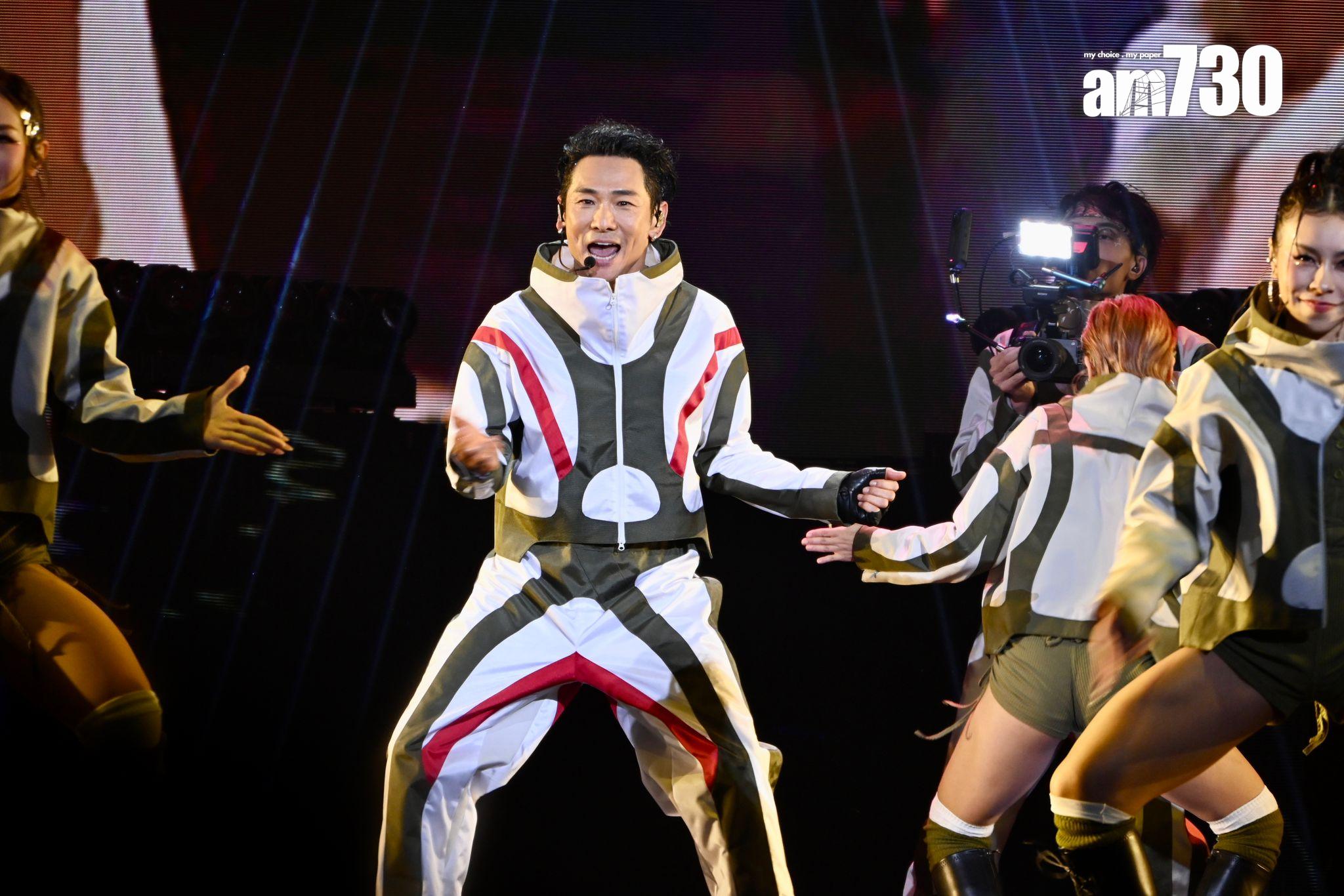 杜德偉換上太空裝束邊唱邊跳。(娛樂組攝)