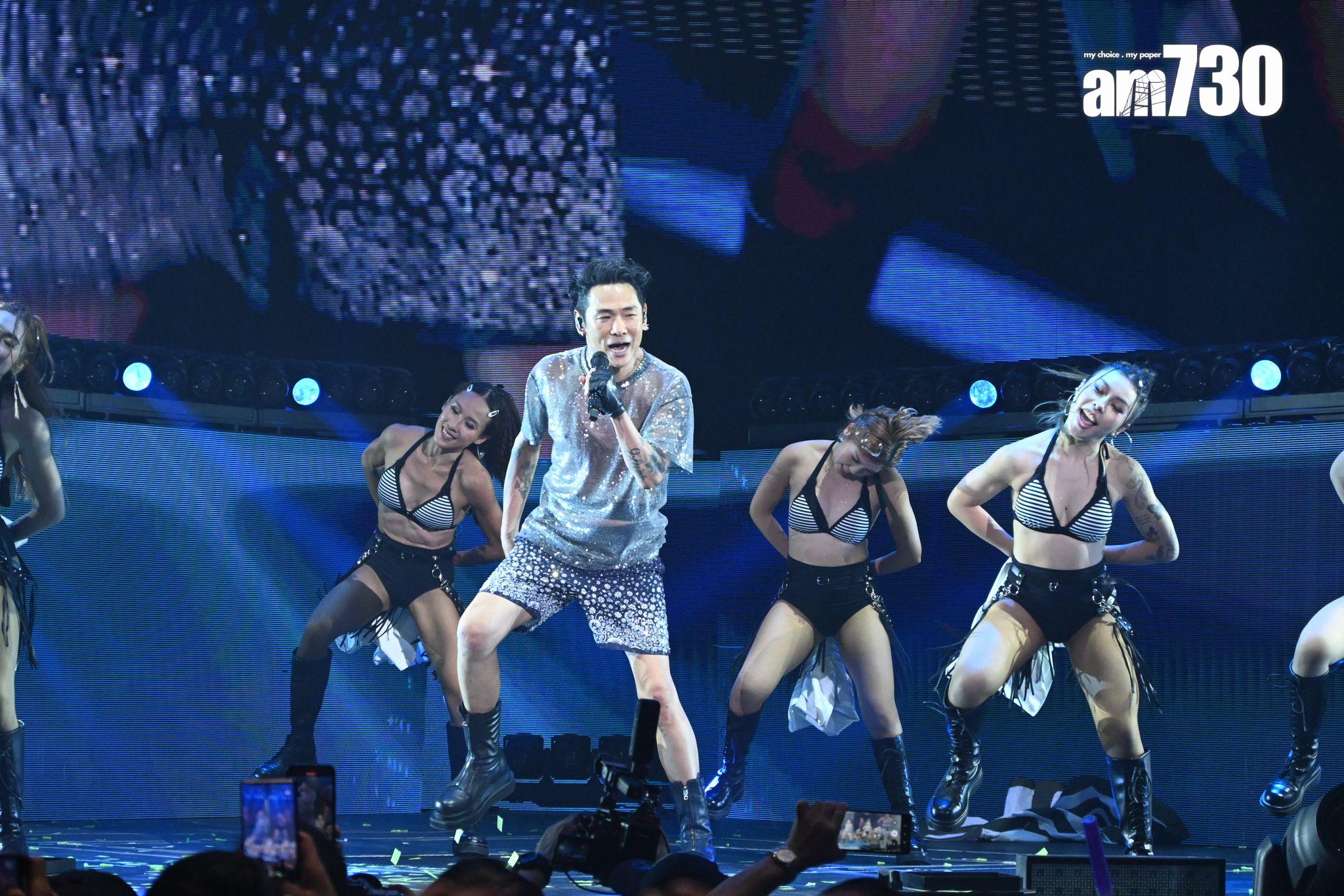 杜德偉唱《脫掉》時,除去太空裝,以See through上衣配閃閃短褲示人。(娛樂組攝)