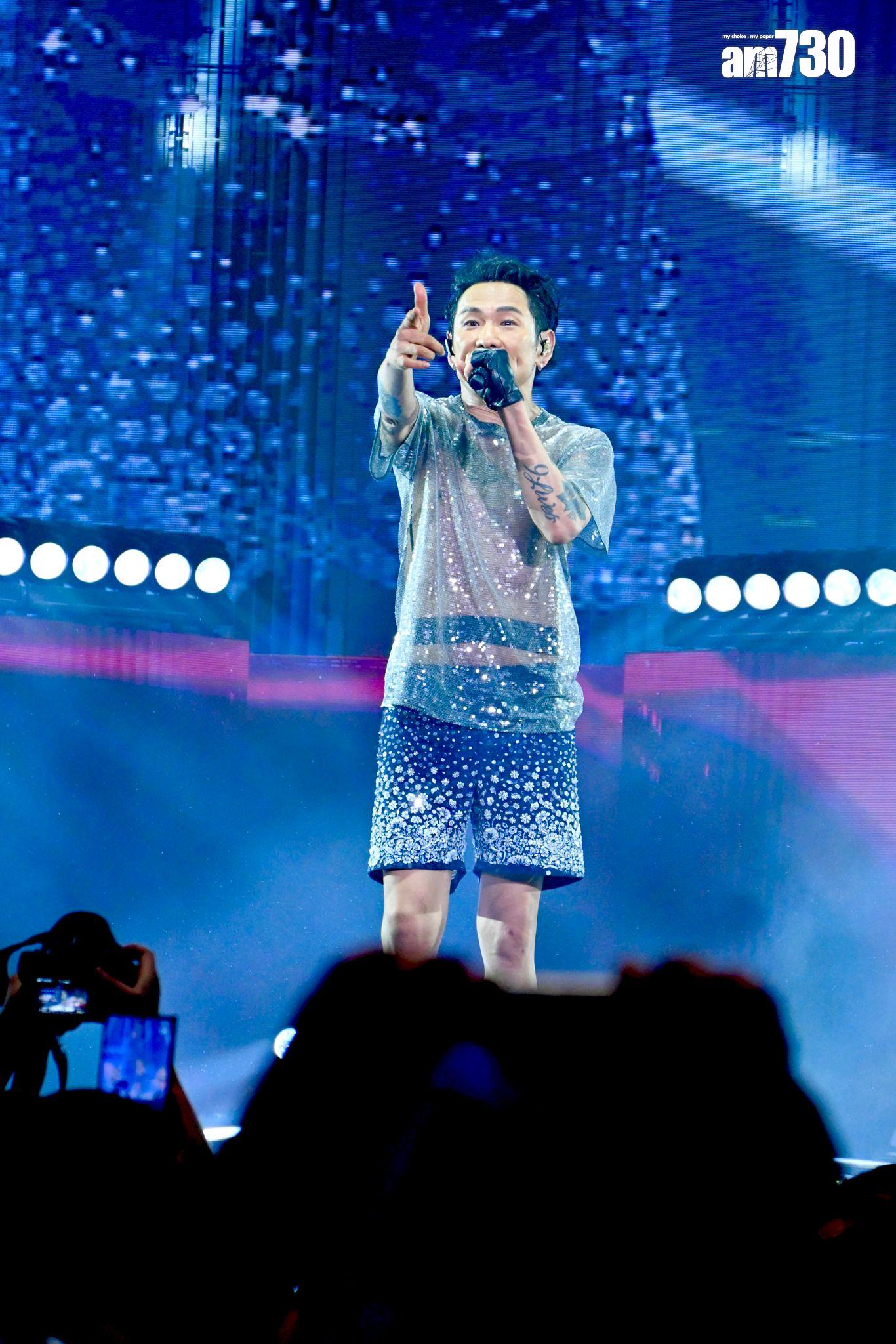 杜德偉唱《脫掉》時,除去太空裝,以See through上衣配閃閃短褲示人。(娛樂組攝)