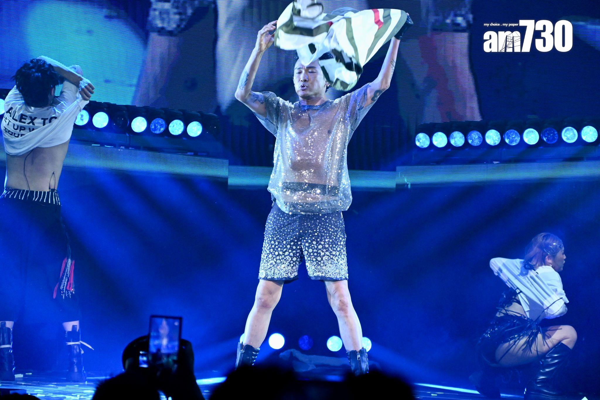 杜德偉唱《脫掉》時,除去太空裝,以See through上衣配閃閃短褲示人。(娛樂組攝)