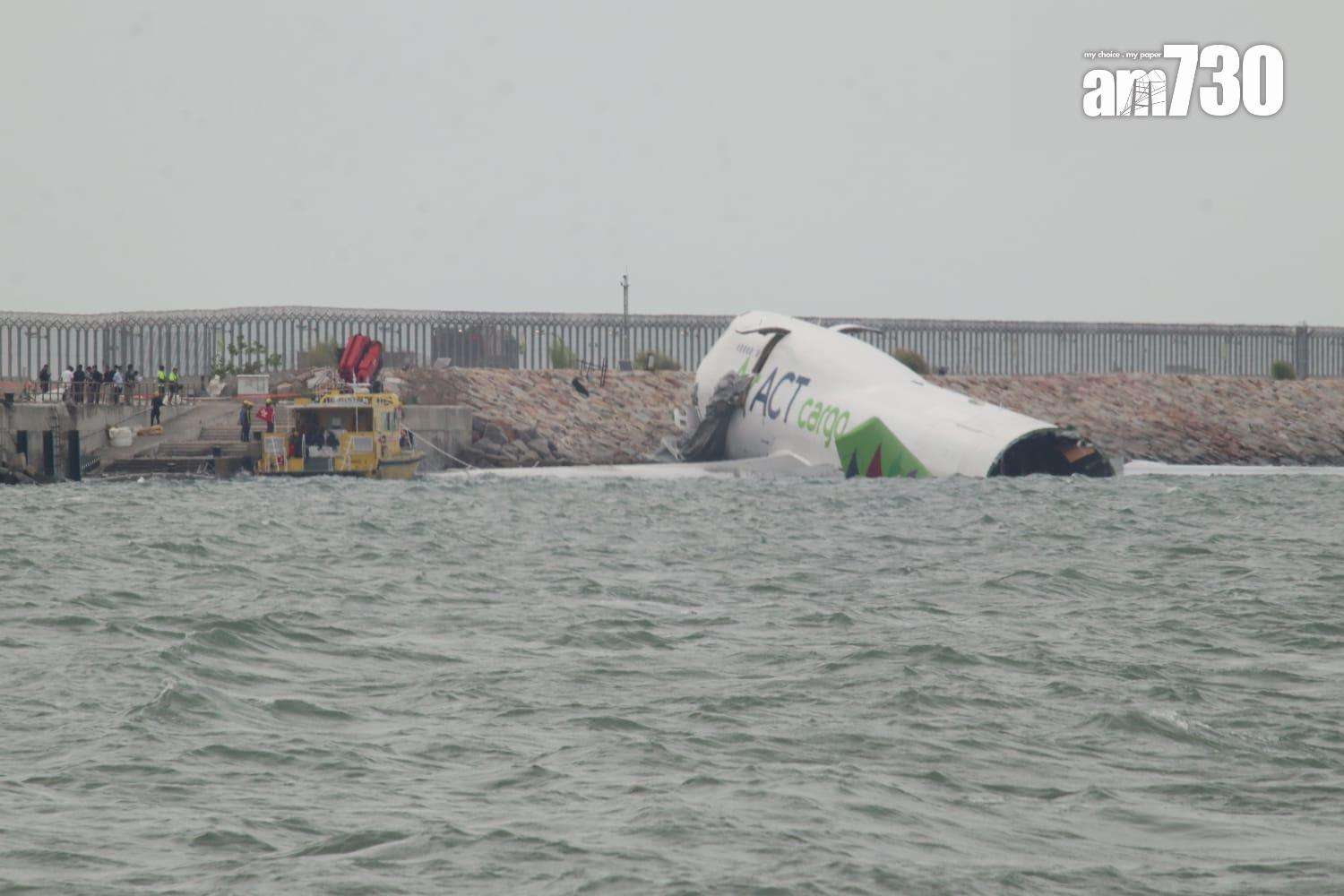 杜拜抵港貨機衝出跑道半機身墮海,地勤車被撞落海,兩男救起不治。(鍾式明攝)