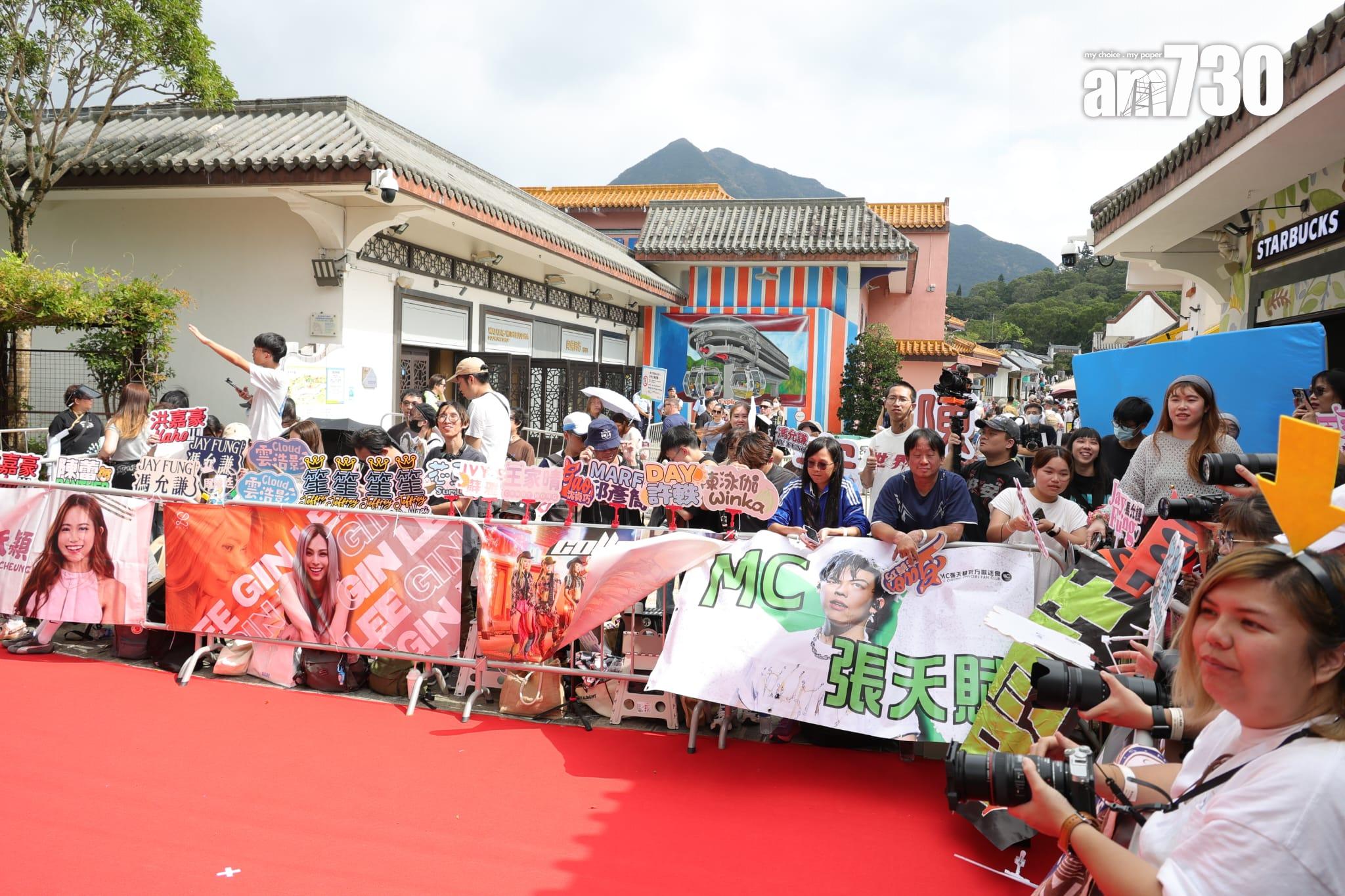 叱咤記招再次在昂坪舉行,但MIRROR缺席,MIRROR的應援banner全消失,現場的圍欄多了不同歌手的應援。(吳康琦攝)