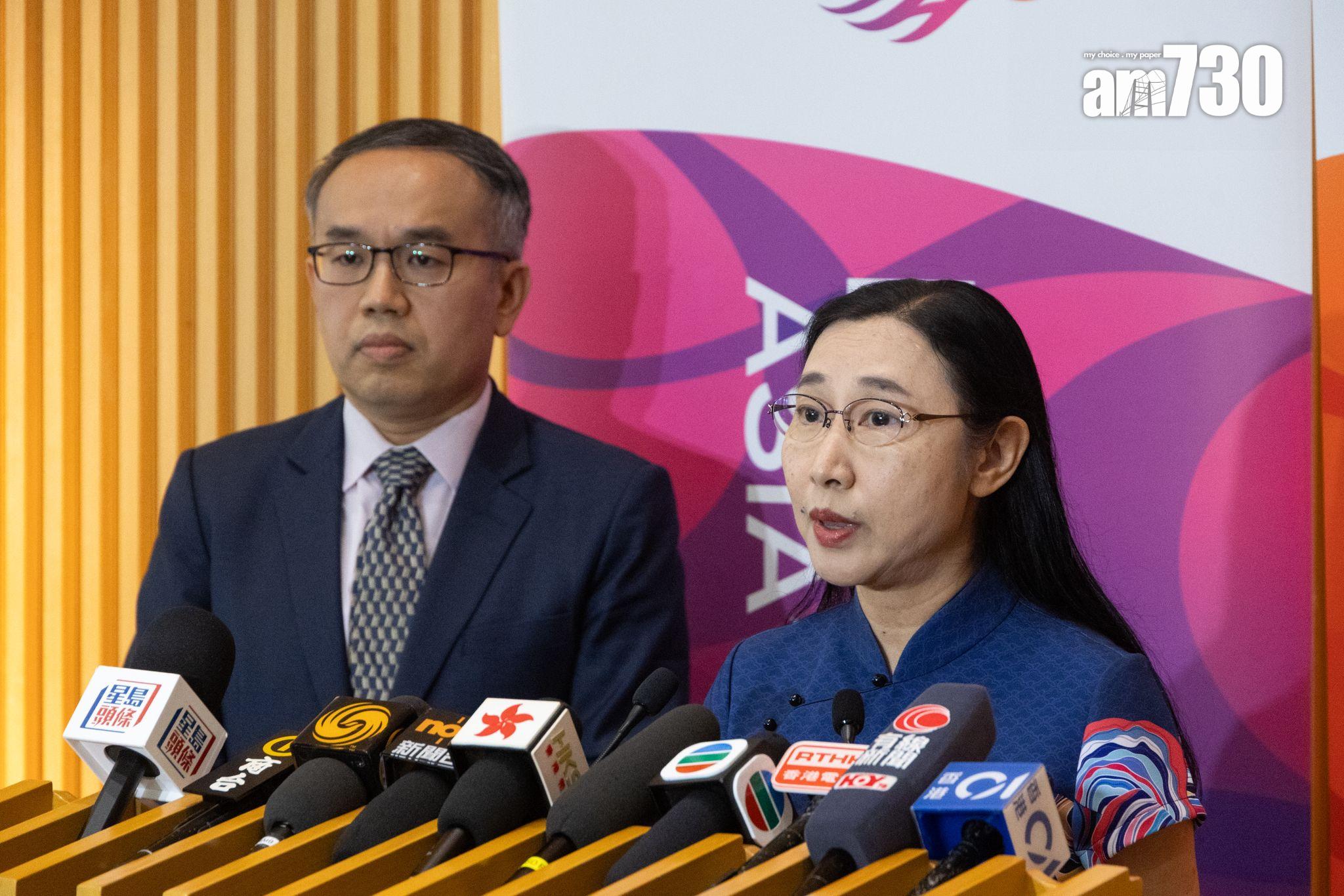 劉焱(右)指,調查將涉及逾10名物流署及庫務科人員,將釐清他們在事件中的責任輕重。(周令知攝)