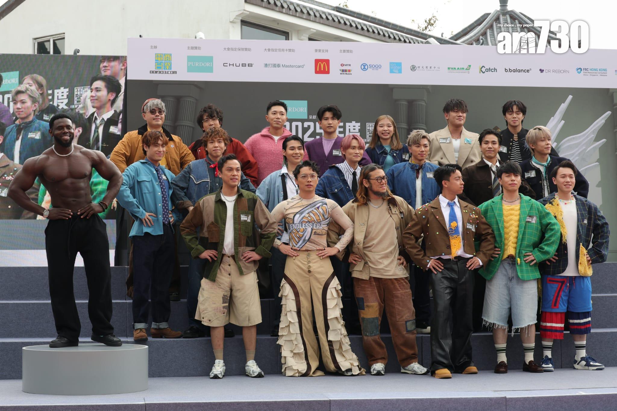 大家一齊跟住健美先生MC做出大隻佬動作。(吳康琦攝)