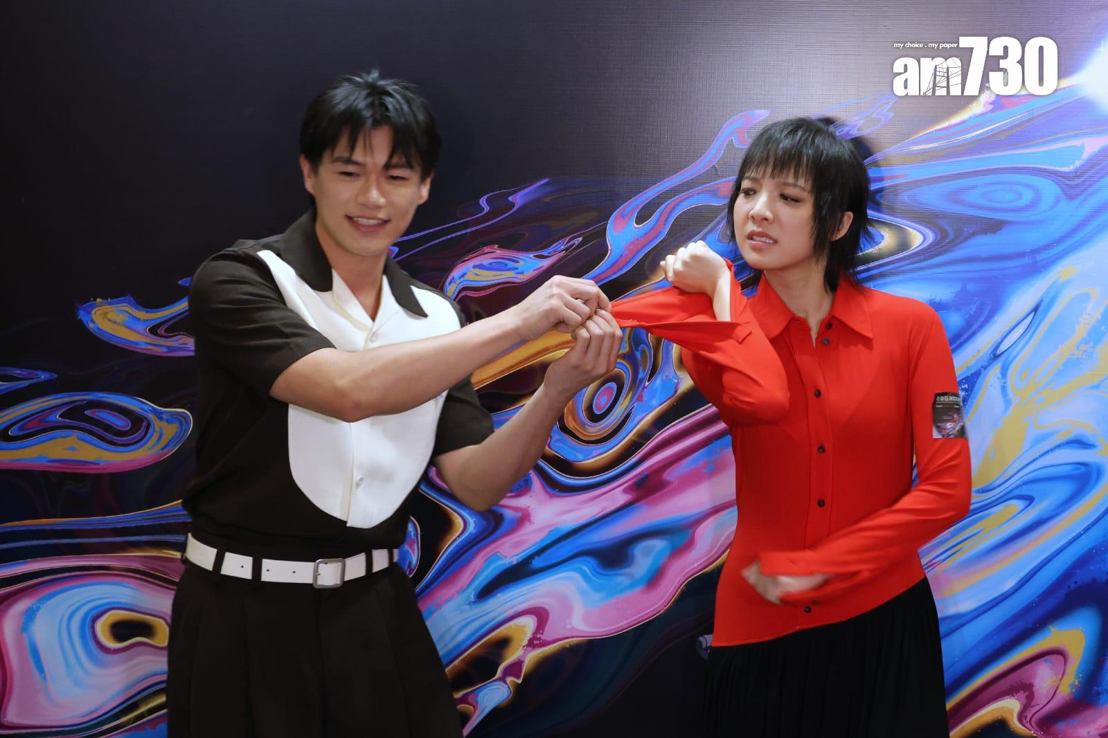 柯煒林表示要沾一沾鍾雪瑩的旺氣。(林俊源攝)