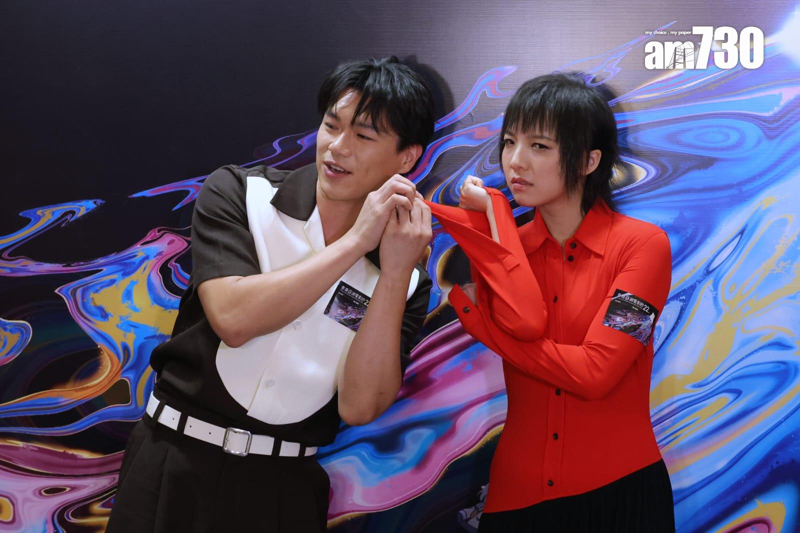 柯煒林掂一掂去年金馬影后鍾雪瑩的衣袖,表示要沾沾對方的旺氣。(林俊源攝)