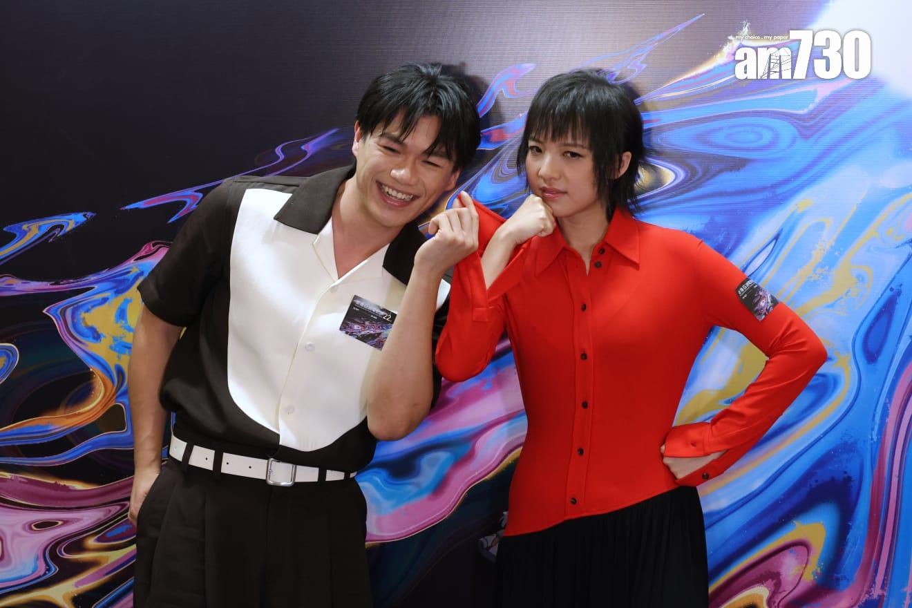 柯煒林掂一掂去年金馬影后鍾雪瑩的衣袖,表示要沾沾對方的旺氣。(林俊源攝)