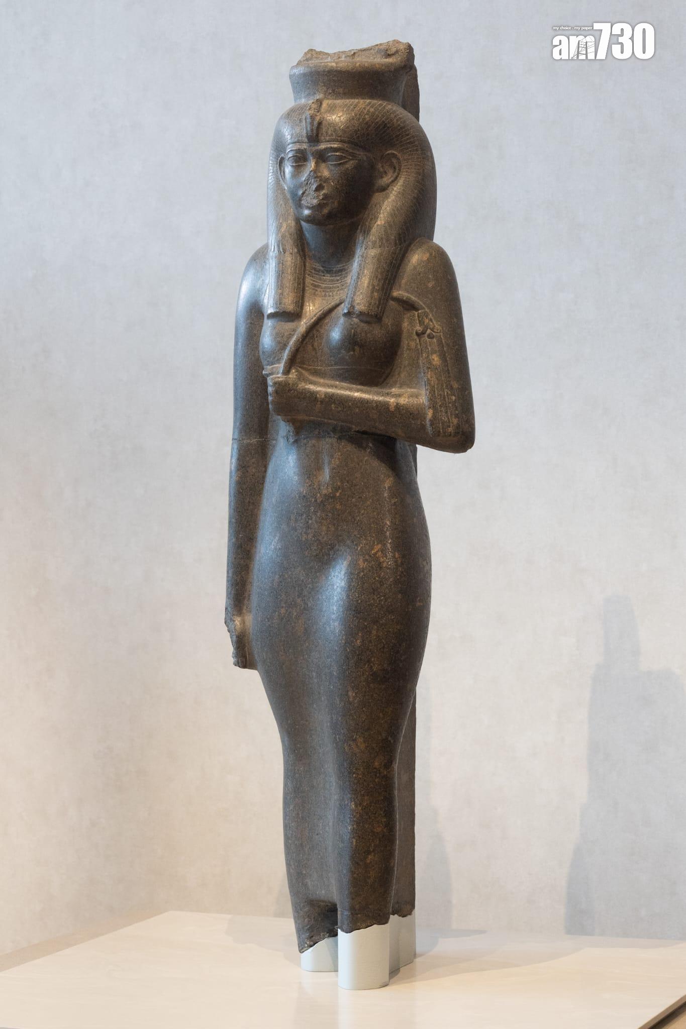 阿蒙神妻謝佩努彼特二世邁步像。(蘇文傑攝)