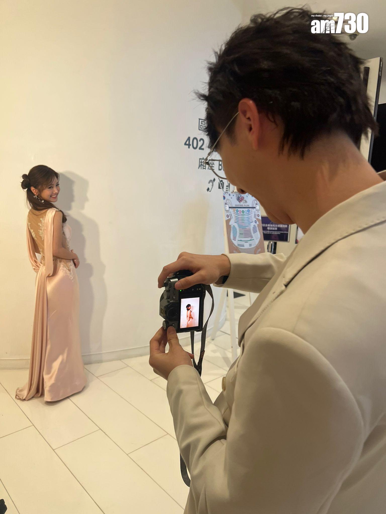 Kris拿出相機幫Yuki拍照。