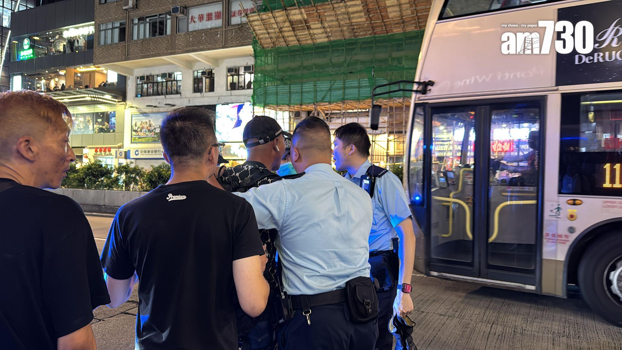 彌敦道發生懷疑醉酒鬧事事件,一名中年漢稱被一輛九巴拒載,於馬路中央阻擋巴士開出,男子離遠見到警察到場欲試圖離開,最後被阻截後由救護車帶走。(《am730》記者攝)