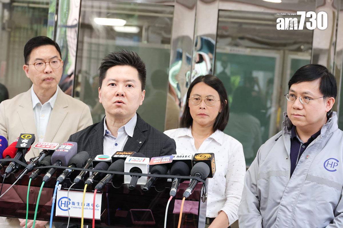 徐樂堅(左二)相信,今次個案患者的感染源頭在鳳德邨內。(吳康琦攝)